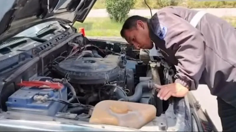 CONTROLES. La Policía Judicial realiza controles técnicos y documentales para verificar la legalidad de vehículos comercializados en patios de compra y venta.