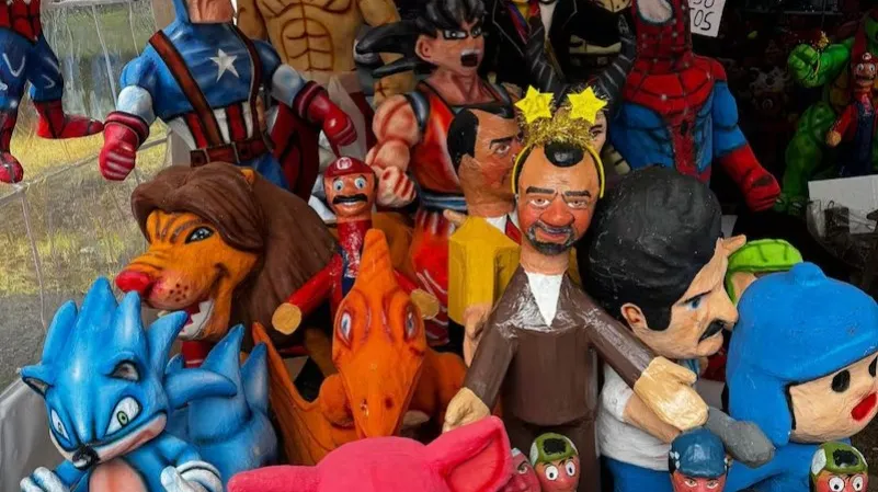 COSTOS. La escasez de papel periódico ha incrementado los costos de elaboración de monigotes artesanales.