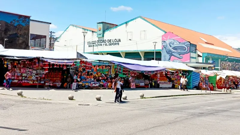 FERIA. La feria navideña se instala en los exteriores del Coliseo Ciudad de Loja y reúne a decenas de comerciantes con productos para la temporada festiva.