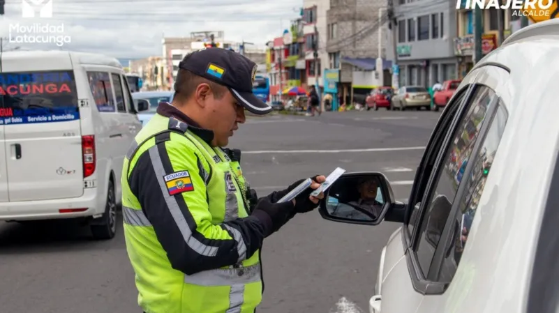 OPERATIVOS. Operativos de control de tránsito se intensifican en Loja para prevenir la conducción bajo los efectos del alcohol durante las festividades.