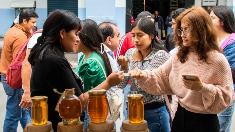 PRODUCTORES. Emprendedores lojanos apícolas y meliponícolas, exhibirán 27 variedades de miel y derivados.