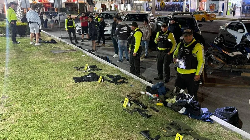 SEGURIDAD. Armas de fuego, municiones y otros objetos fueron incautados durante el operativo ejecutado por la Policía Nacional en los exteriores del Terminal Terrestre de Loja.