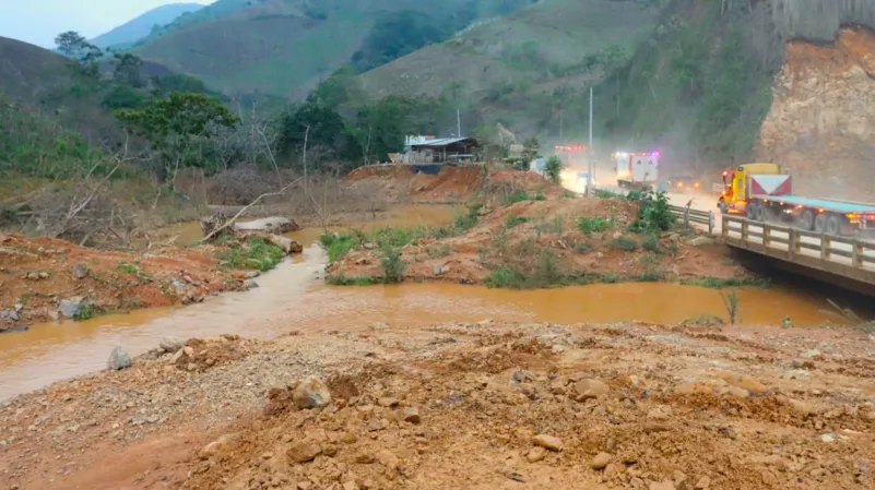 VÍAS. Vías que rodean al cantón Chaguarpamba presenta deslizamientos, hundimientos y tramos intransitables.