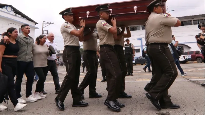 ACTO. Reconocimiento y honor, destacando la valentía, el sacrificio y la vocación de servicio del servidor policial caído.
