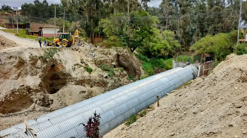 INTERVENCIÓN. El puente de la avenida Villonaco permanece dañado desde hace varios meses, mientras los moradores exigen al Municipio una pronta intervención.