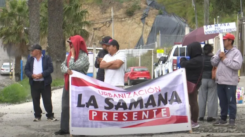 OBRAS. Moradores del barrio La Samana cerraron temporalmente la Vía Oriental de Paso para exigir obras de alcantarillado y vialidad pendientes desde hace décadas.