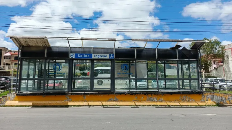 DETERIORO. Varias paradas de buses en Loja permanecen deterioradas y sin uso.