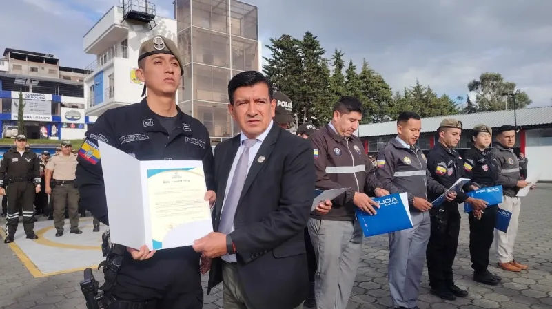 RECONOCIMIENTO. Policías fueron reconocidos por autoridades lojanas