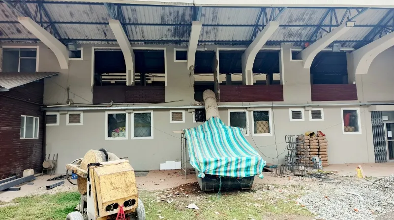 ACCIÓN. Trabajos de remodelación se ejecutan en el segundo piso de la Clínica Hospital Municipal.