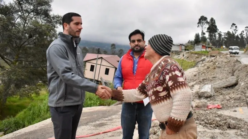 AUTORIDAD. Recorrido constató daños estructurales y deslizamientos en la vía Loja–Cuenca.