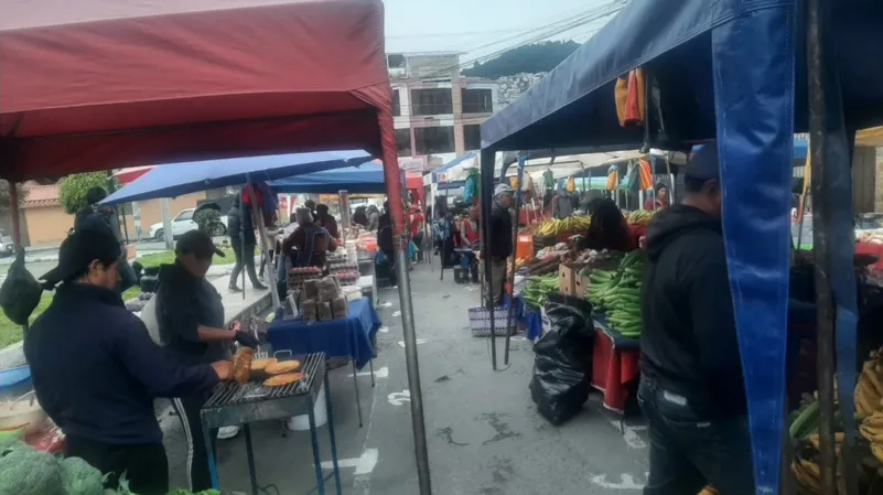 COMERCIALIZACIÓN. La feria libre de San Pedro reúne cada semana a productores y comerciantes.