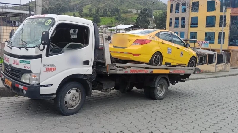 CIUDAD. Operativos de control en el centro de Loja incluyen el uso de grúas para el retiro de vehículos mal estacionados.