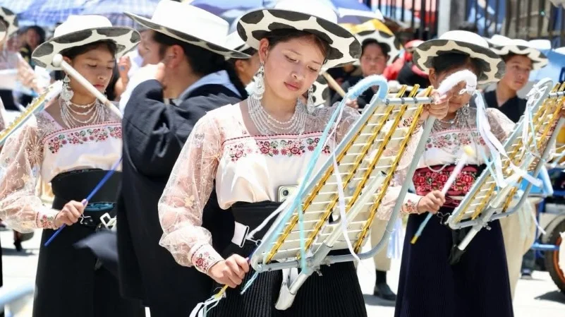 CULTURA. Expresiones culturales, danzas y vestimenta tradicional formaron parte de las celebraciones, destacando la identidad y raíces del pueblo Saraguro.