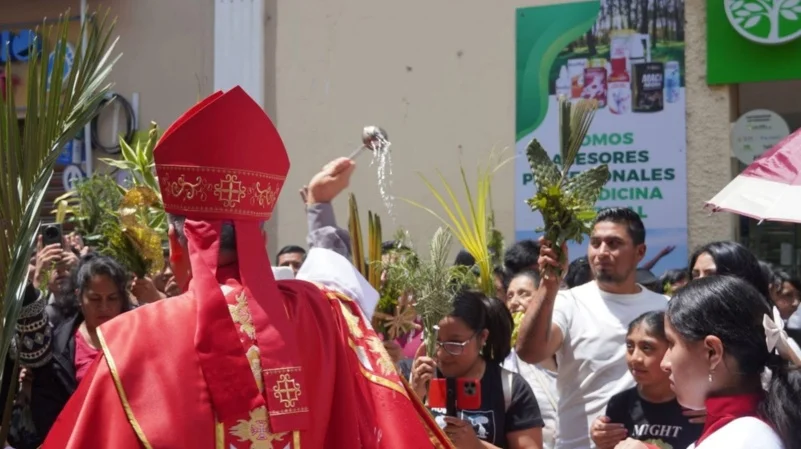 TRADICIÓN. Fieles participaron en la celebración del Domingo de Ramos, dando inicio a las actividades de Semana Santa en Loja.
