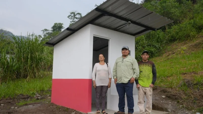 AVANCE. Construcción de unidades sanitarias avanzan en comunidades rurales de la parroquia Los Encuentros, en Yantzaza.