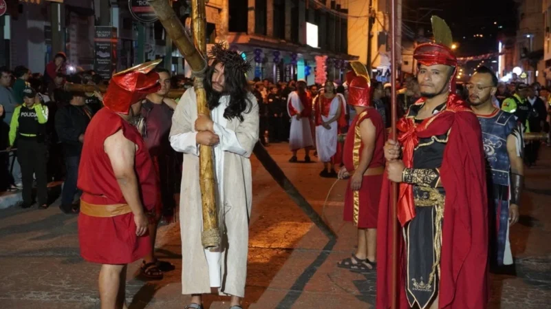 FIELES. Miles de fieles recorrieron las calles de Loja durante las procesiones de Semana Santa.