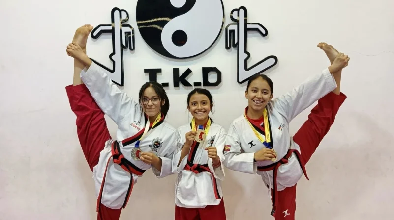 GANADORAS. Doménica Ordóñez, Danna Tamayo y Annia Sarango celebran con la medalla de oro obtenida en poomsae tríos durante el Panamericano PATU 12.